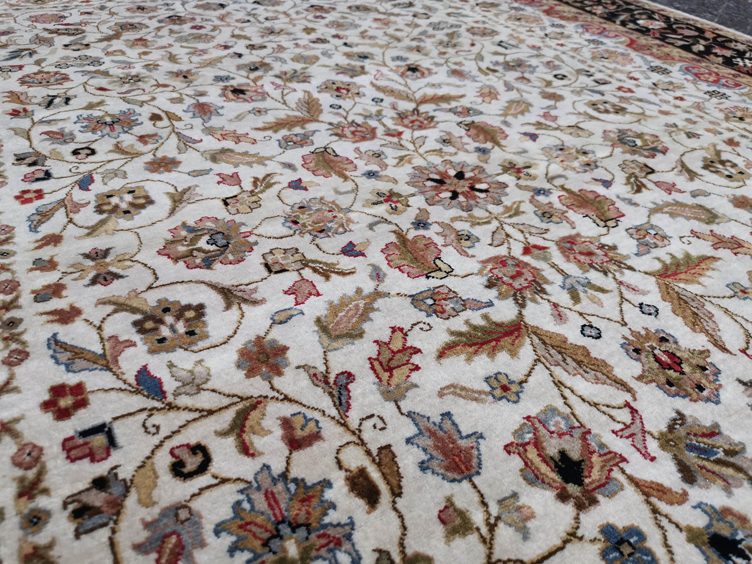 Caral 762 ivory - black