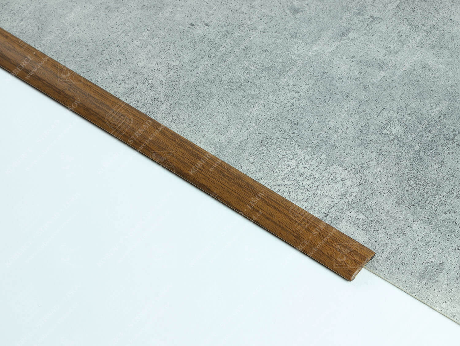 Oblouk 30 mm H81 Ořech přechodová lišta samolepící