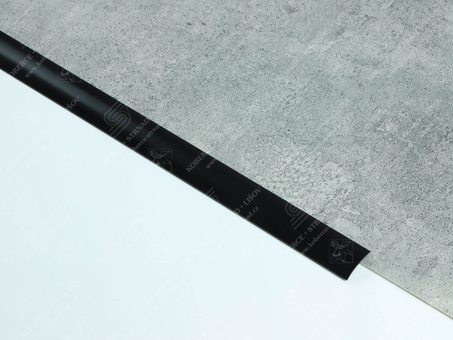 Oblouk 30 mm RAL 9005 černá přechodová lišta samolepící