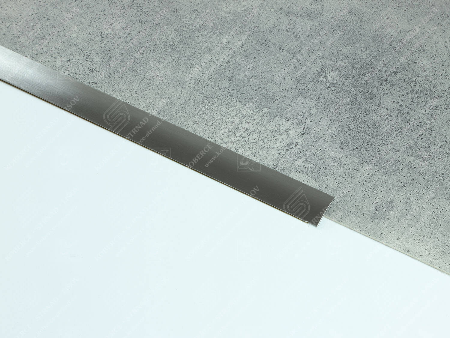 Oblouk 28 mm nerez matná zátěžová přechodová lišta samolepící