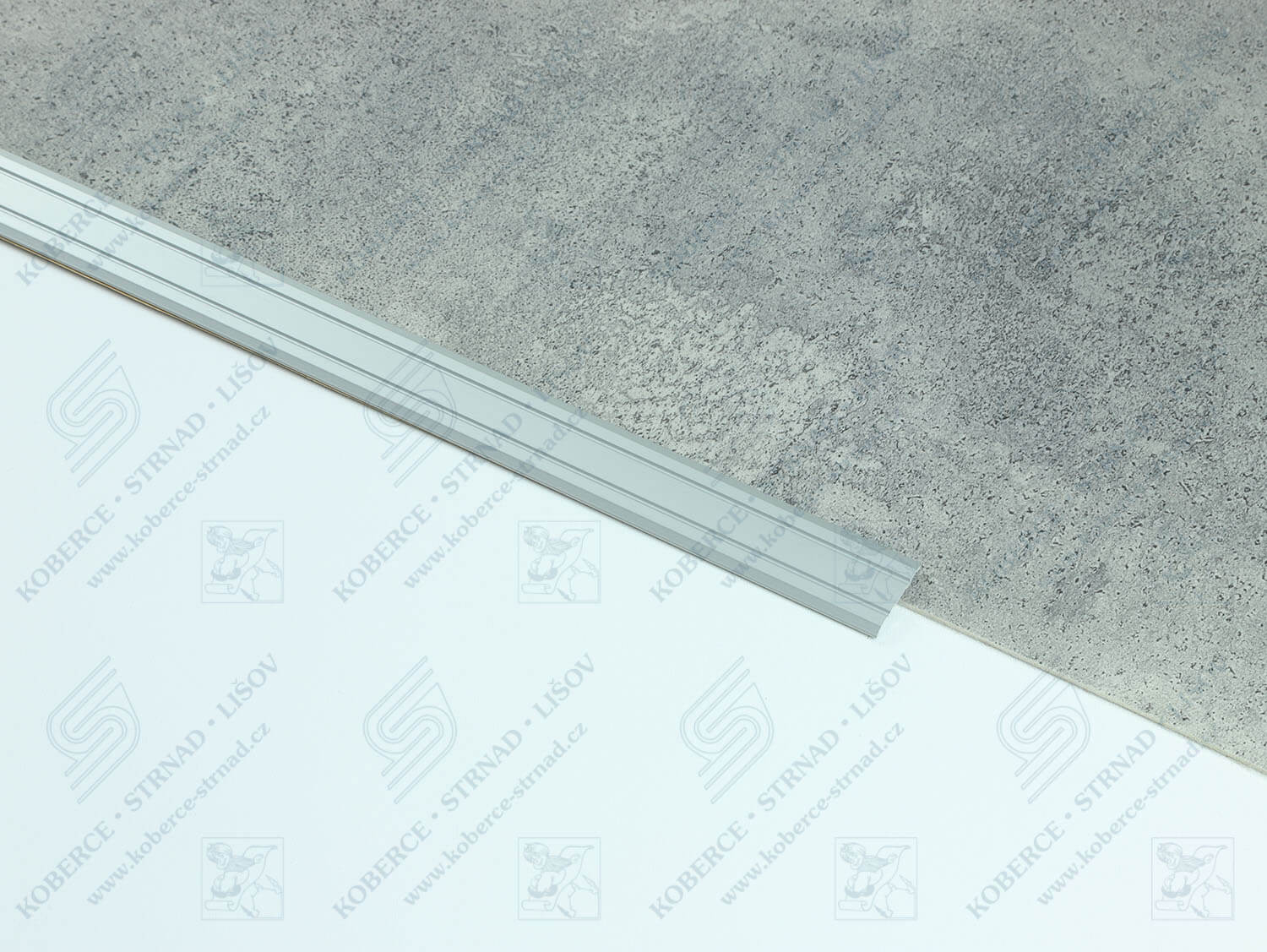 Plochá 24,5 mm stříbrná přechodová lišta samolepící