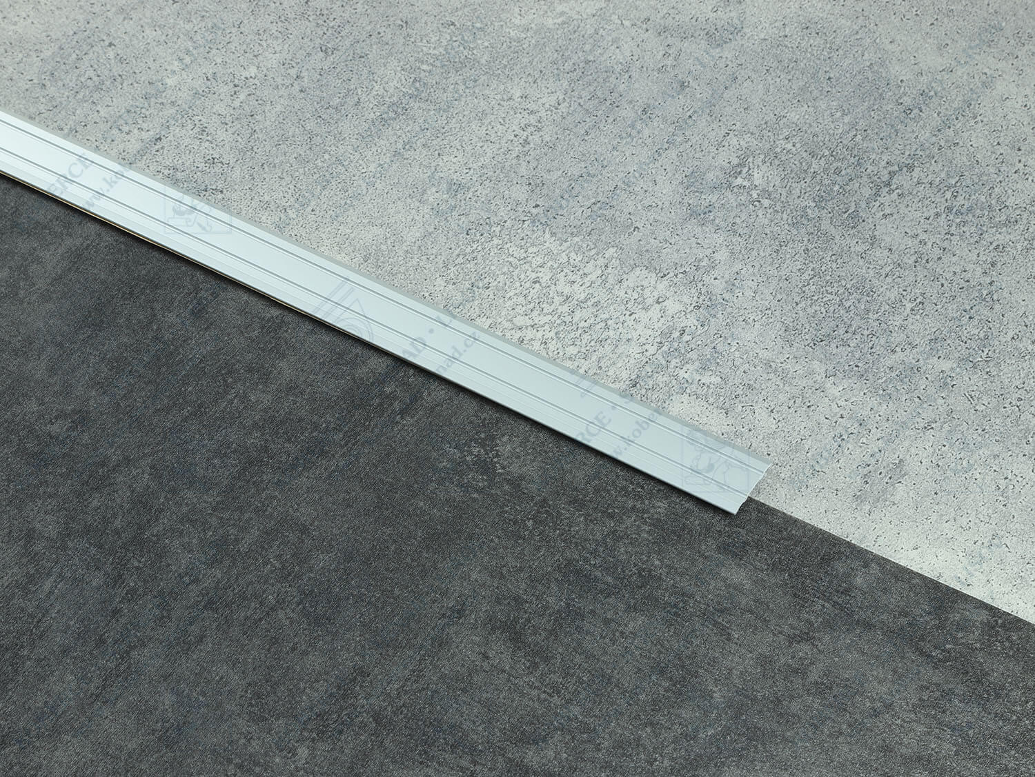 Plochá 24,5 mm stříbrná přechodová lišta samolepící