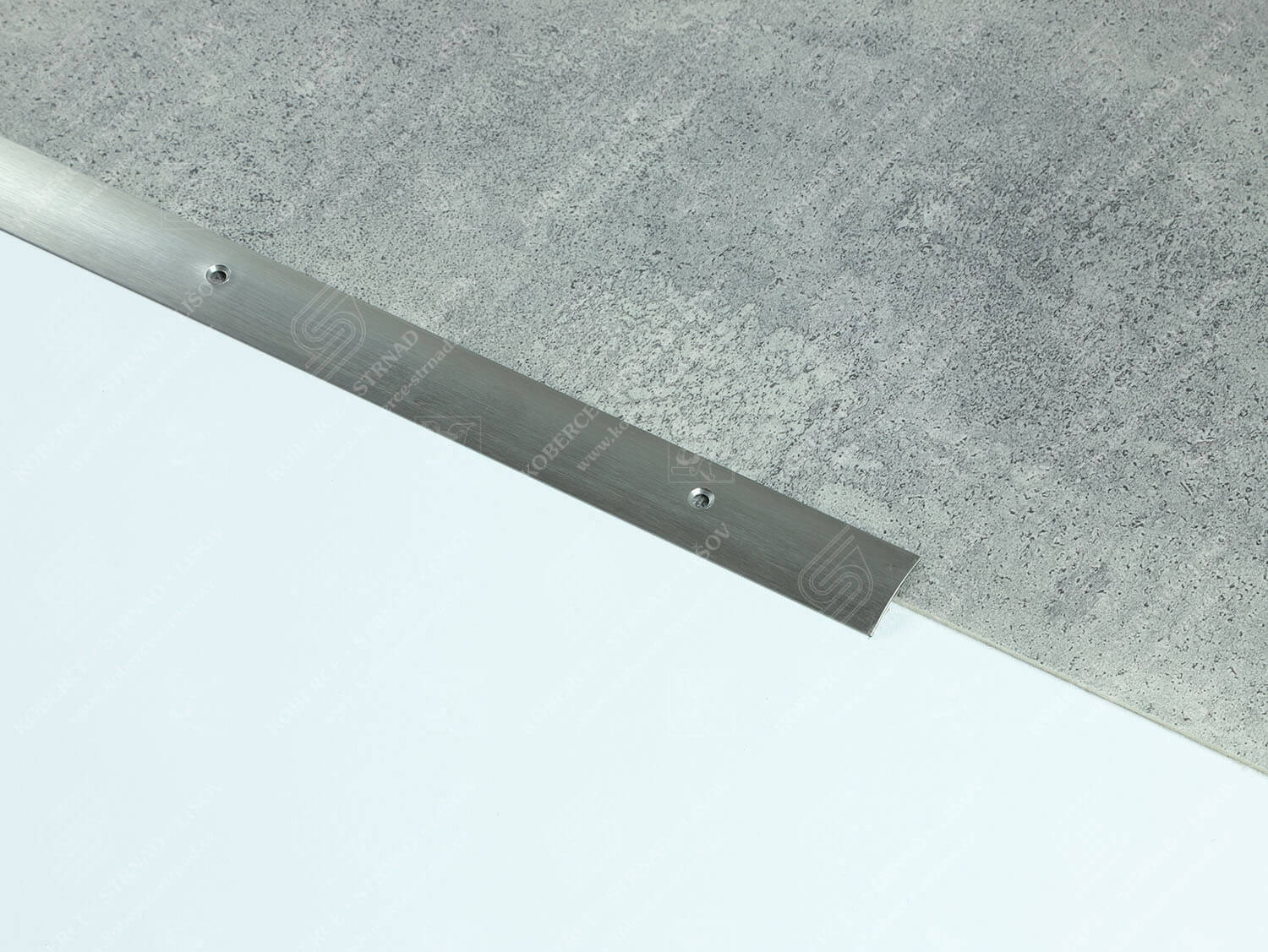 Oblouk 28 mm nerez matná broušená přechodová lišta vrtaná