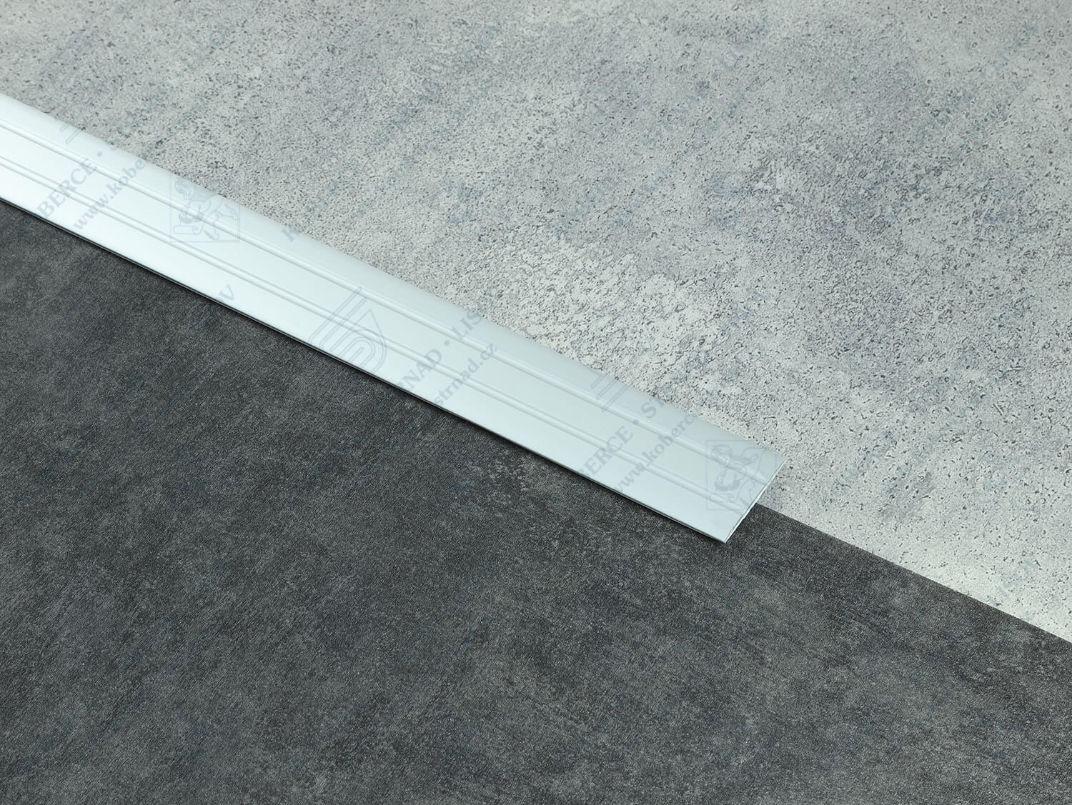 Plochá 38 mm stříbrná přechodová lišta samolepící