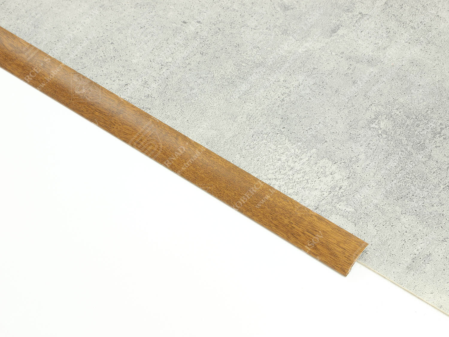 Oblouk 30 mm MFAF 3056 Ořech přechodová lišta samolepící