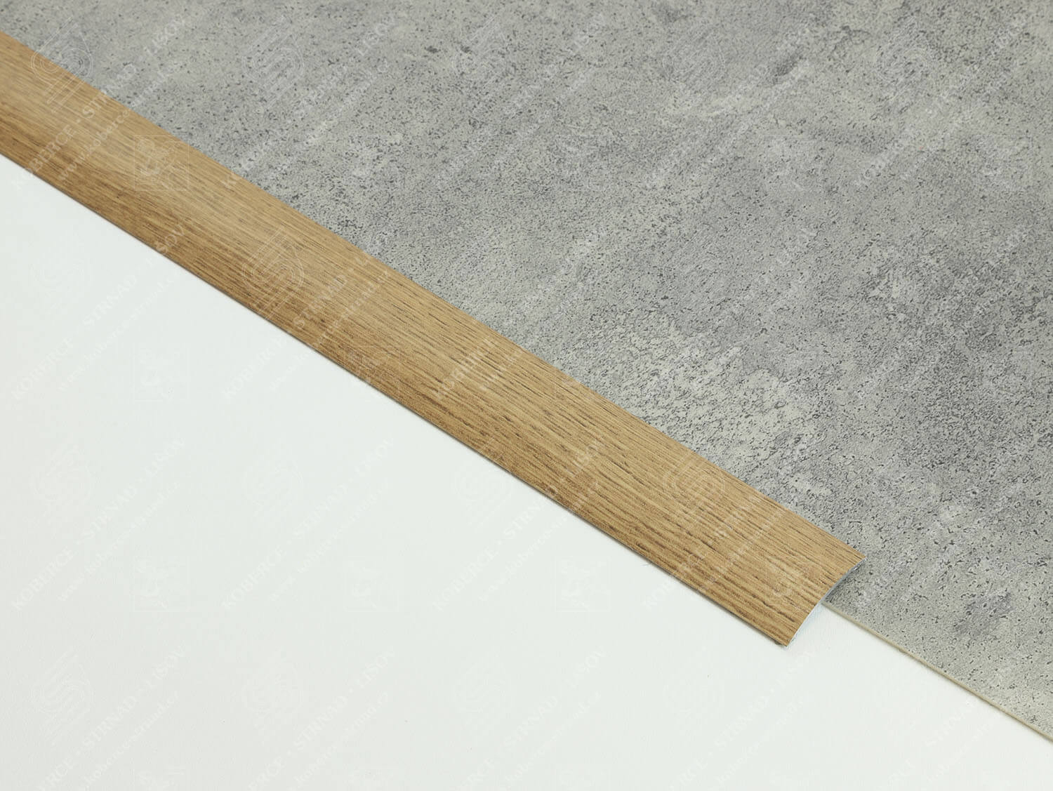 Oblouk 40 mm 1402 P25A dub přechodová lišta samolepící