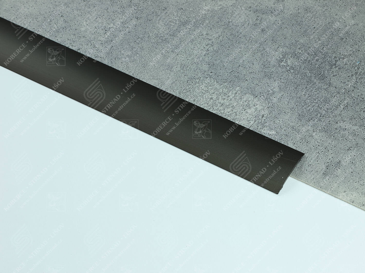 Oblouk 50 mm tmavý bronz Küberit přechodová lišta samolepící