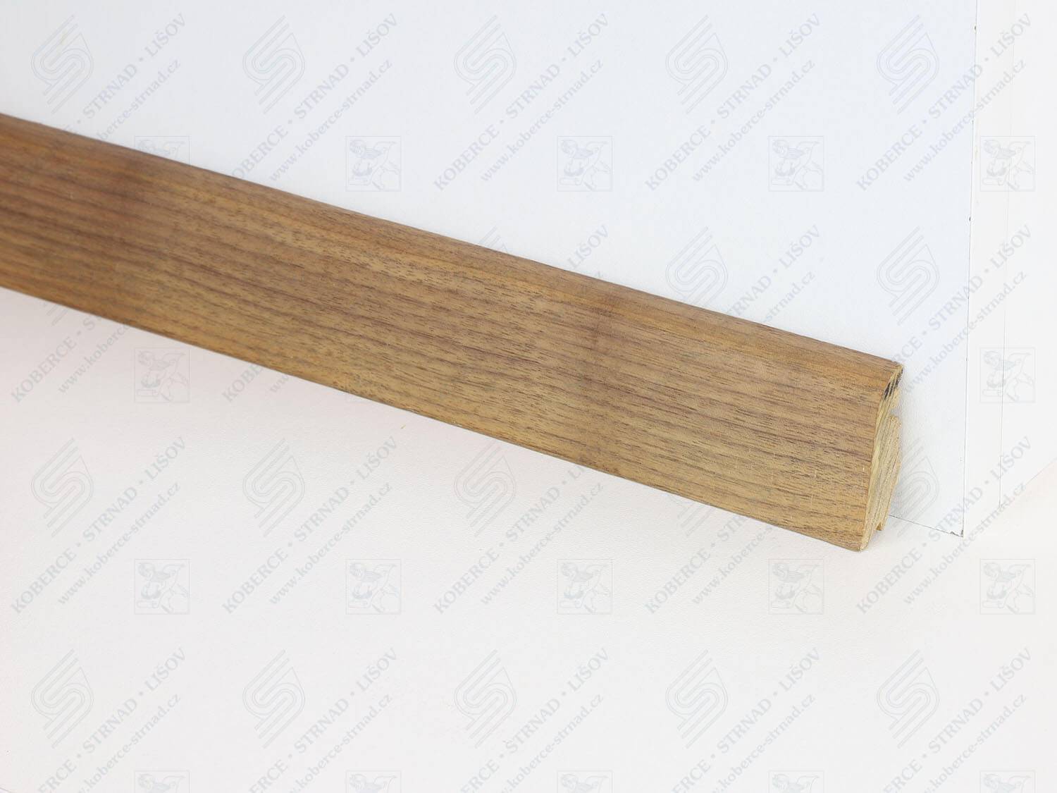 SL40O ořech dřevěná soklová lišta