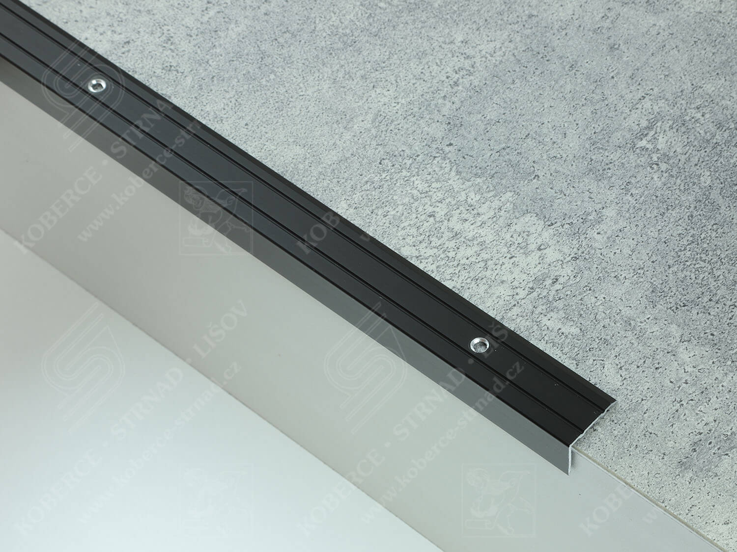 Schodová hrana 24,5x18 mm tmavý bronz vrtaná