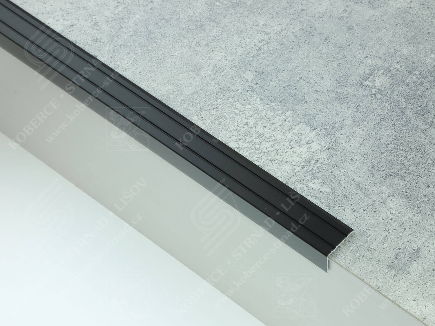 Schodová hrana 24,5x18 mm tmavý bronz samolepicí