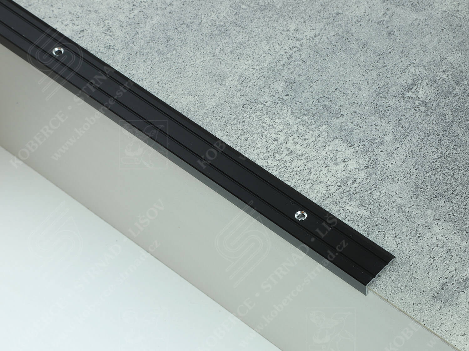 Schodová hrana 24,5x10 mm tmavý bronz vrtaná