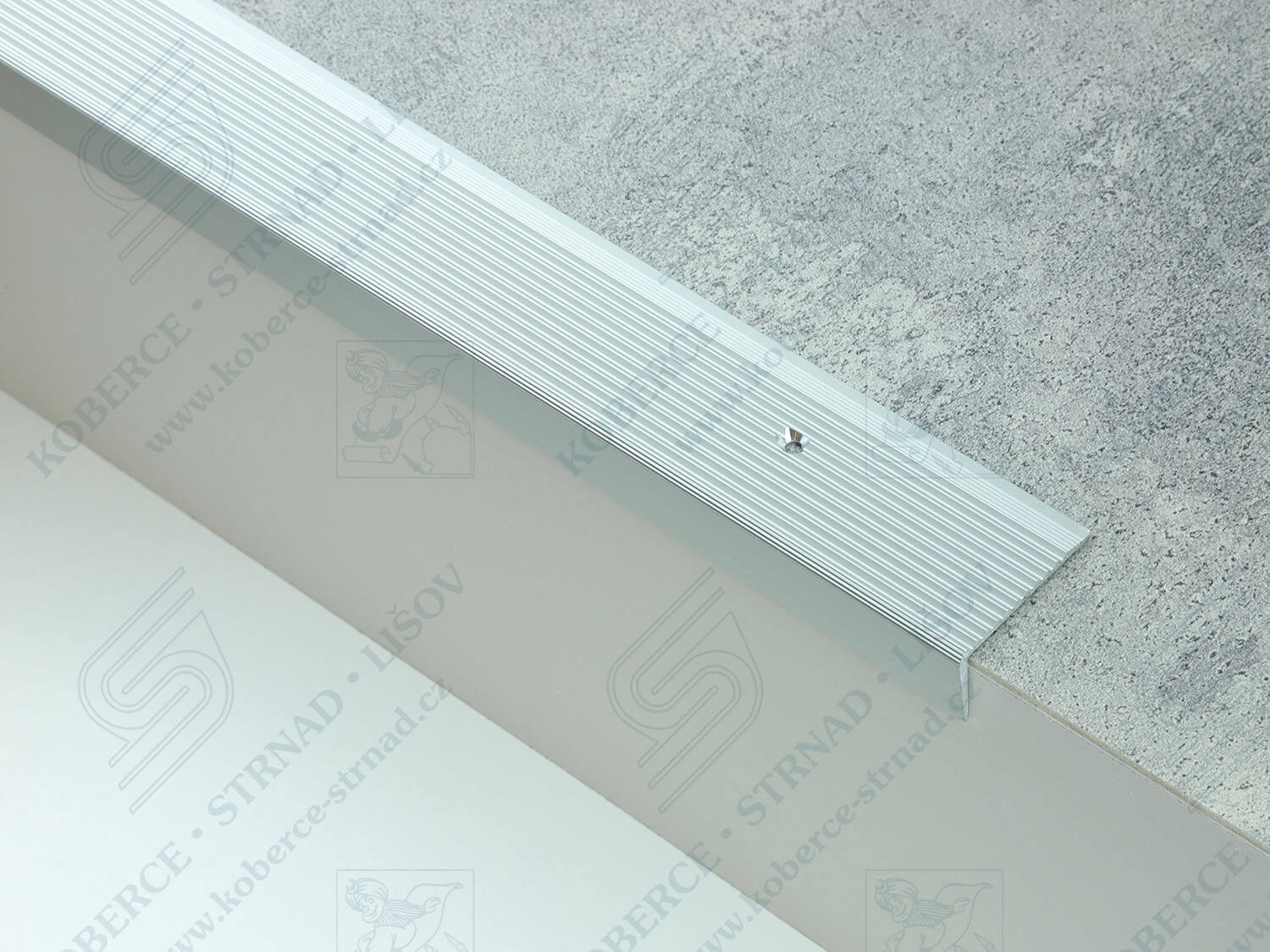 Schodová hrana 40x20 mm stříbrná vrtaná