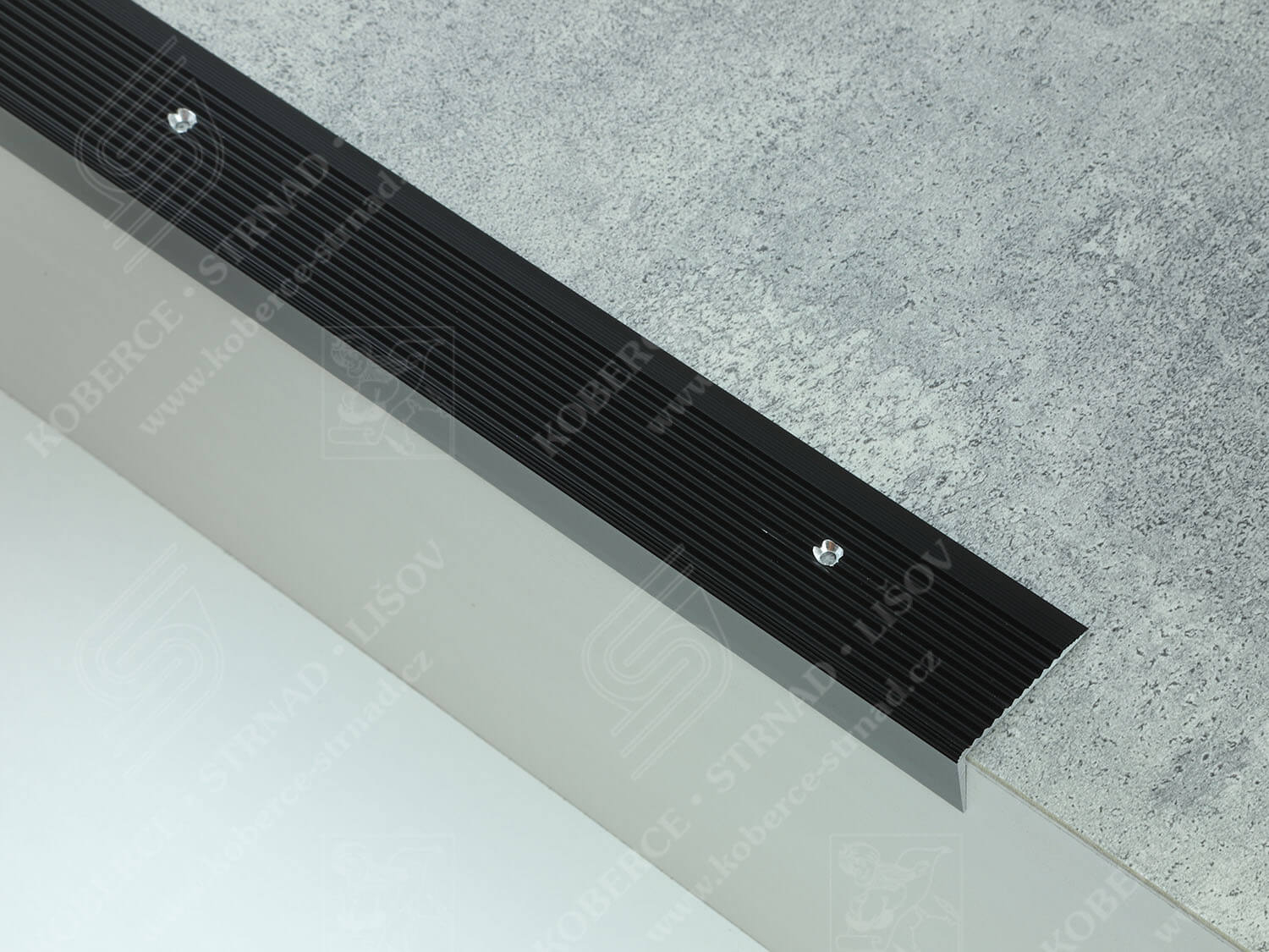 Schodová hrana 40x20 mm tmavý bronz vrtaná