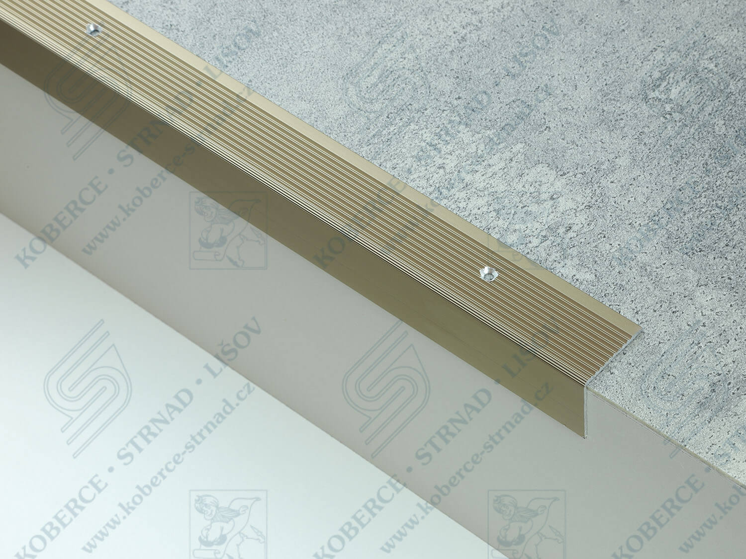 Schodová hrana 30x30 mm světlý bronz vrtaná