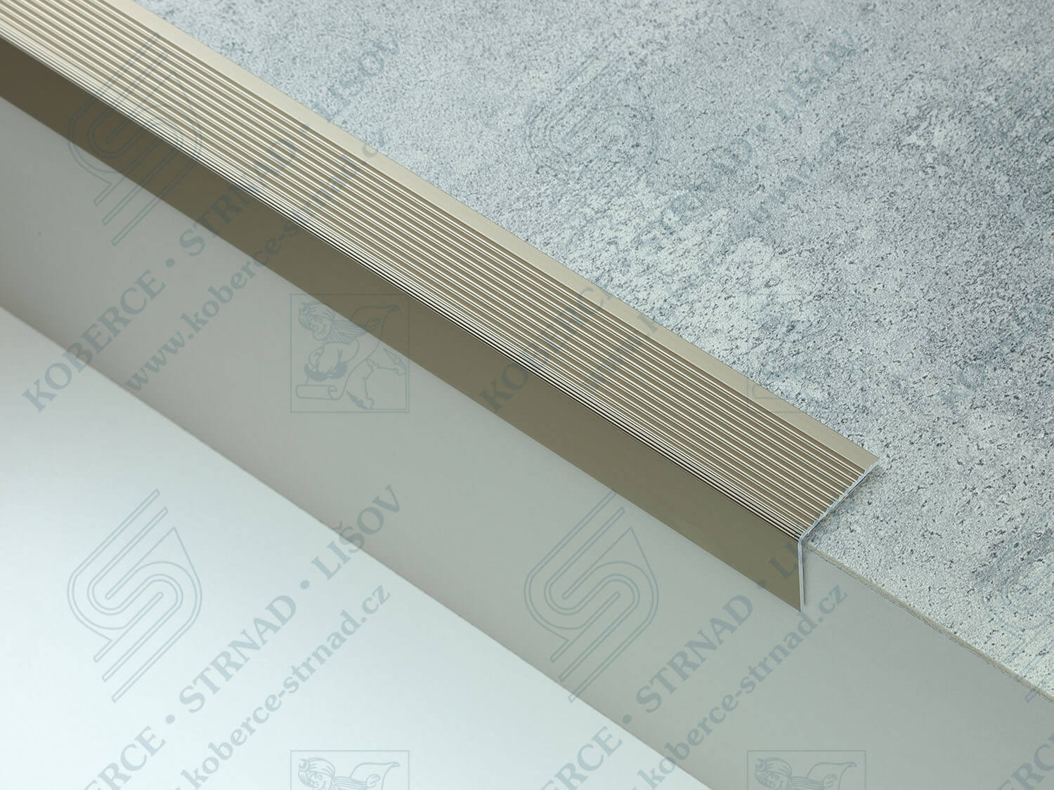 Schodová hrana 30x30 mm světlý bronz samolepicí