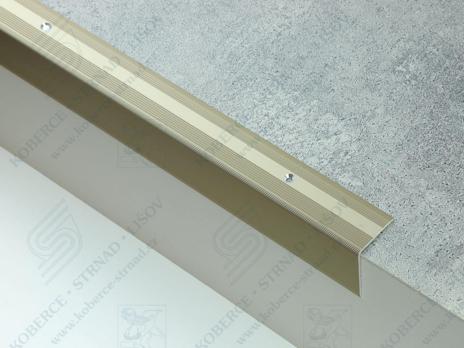 Schodová hrana 30x42 mm světlý bronz vrtaná 65654-8