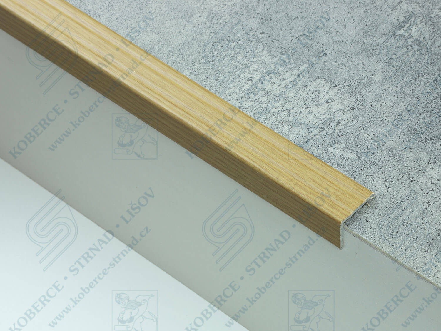 Schodová hrana 24,5x20 mm H30 dub světlý