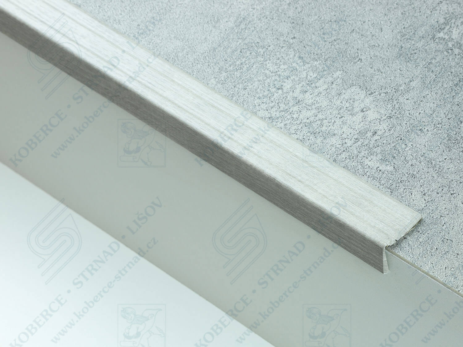 Schodová hrana 24,5x20 mm H65 dub světle šedý