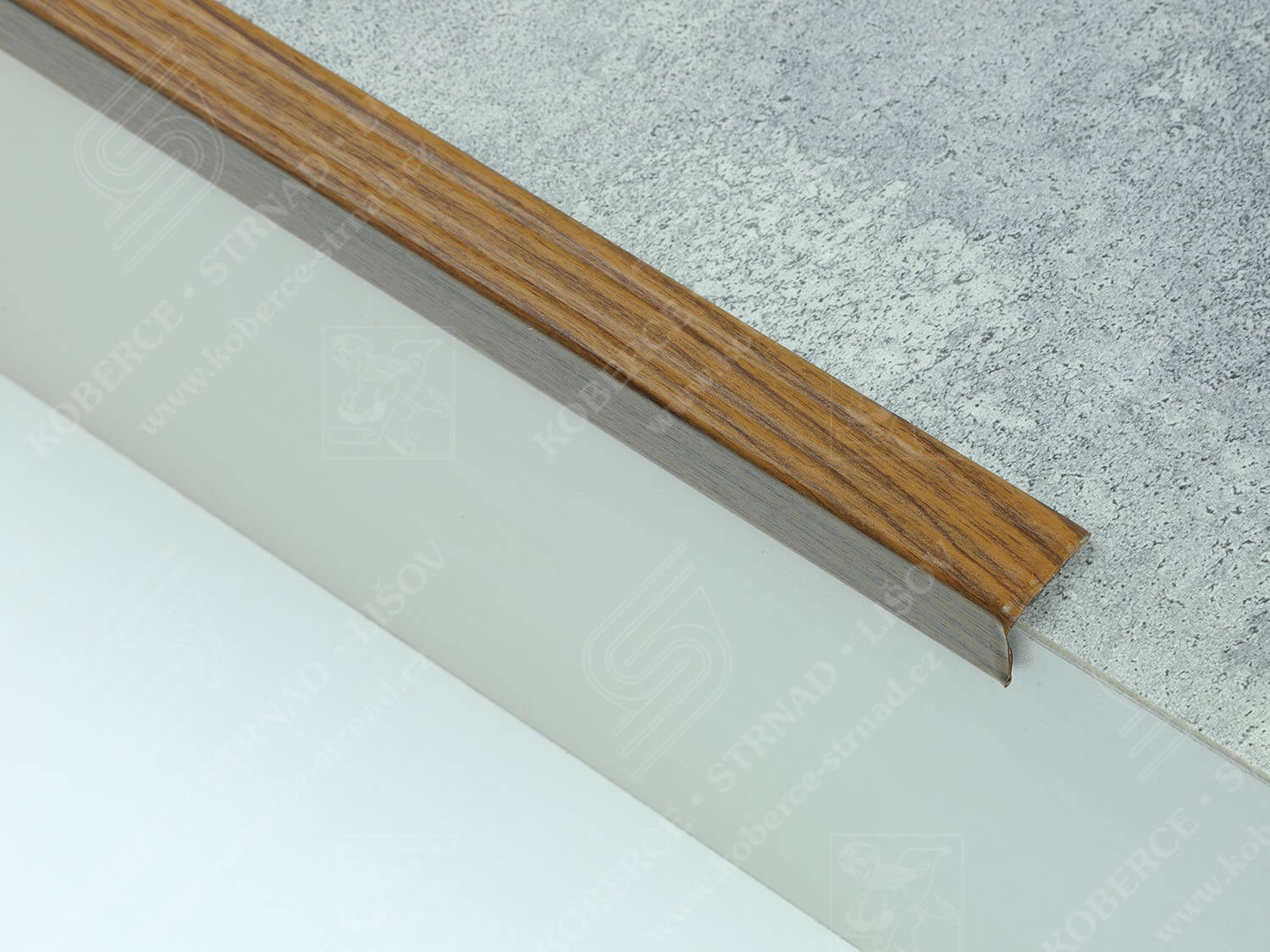 Schodová hrana 24,5x20 mm H81 ořech