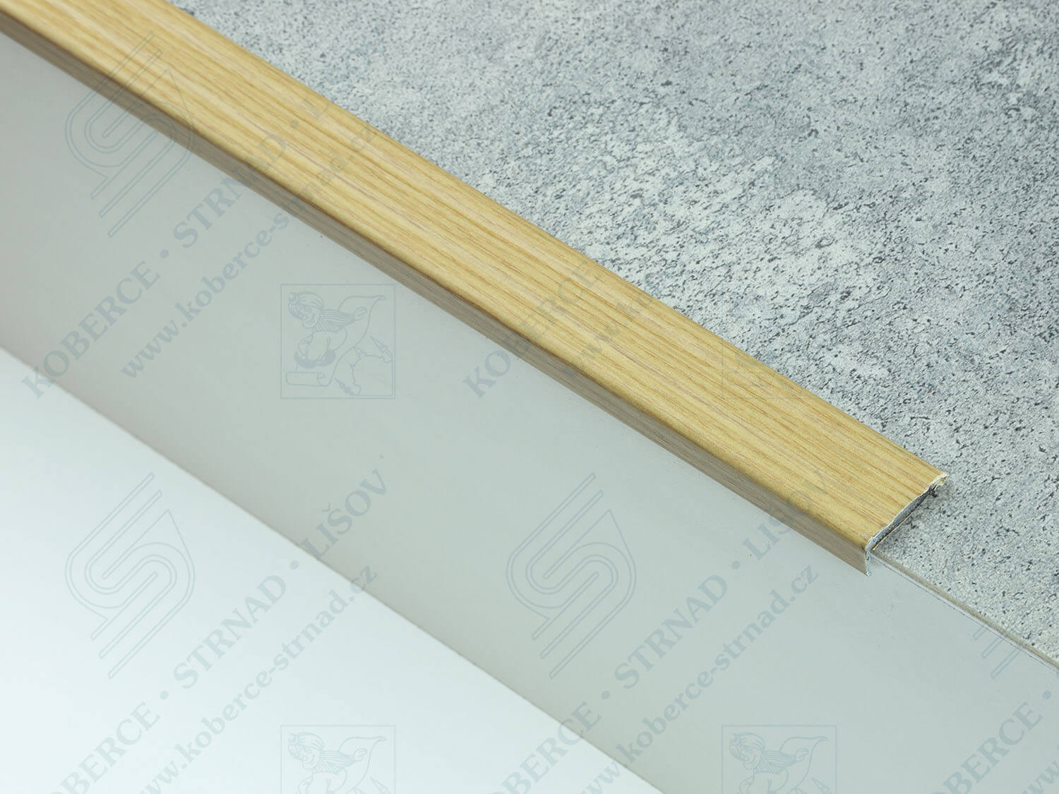 Schodová hrana 24,5x10 mm H30 dub světlý