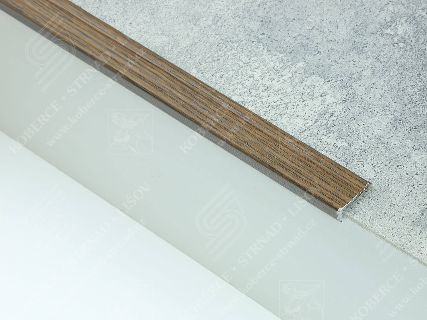 Schodová hrana 24,5x10 mm H31 dub tmavý