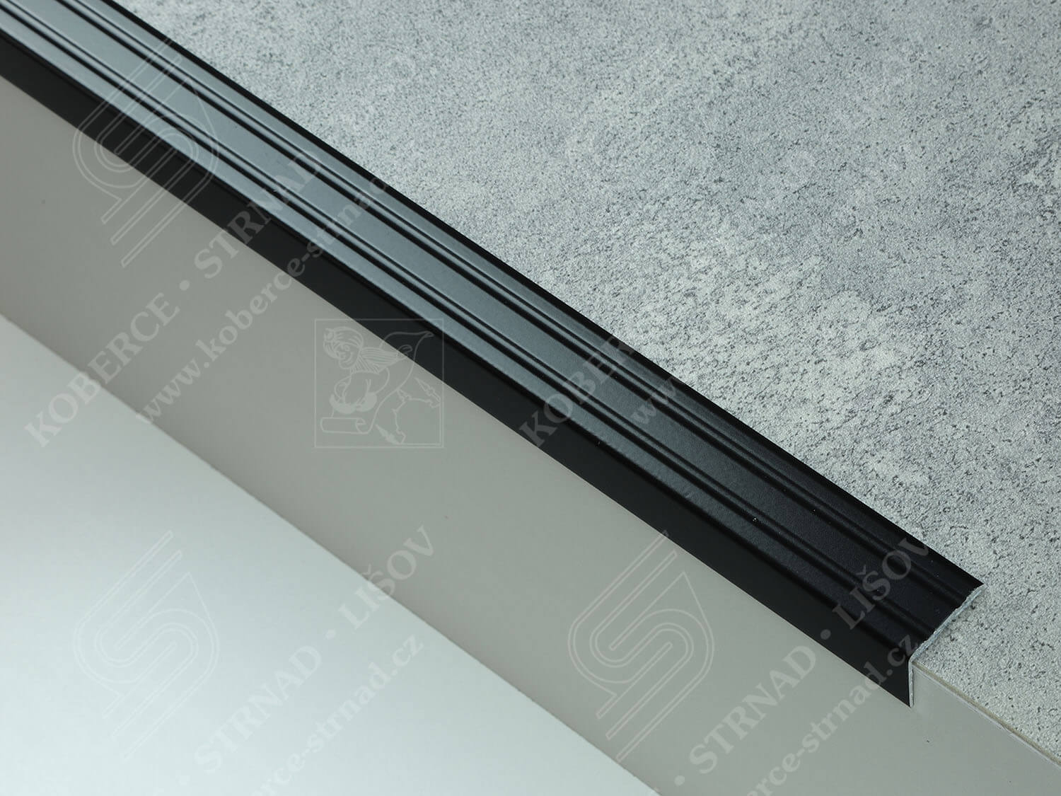 Schodová hrana 24,5x20 mm černá RAL 9005 samolepicí