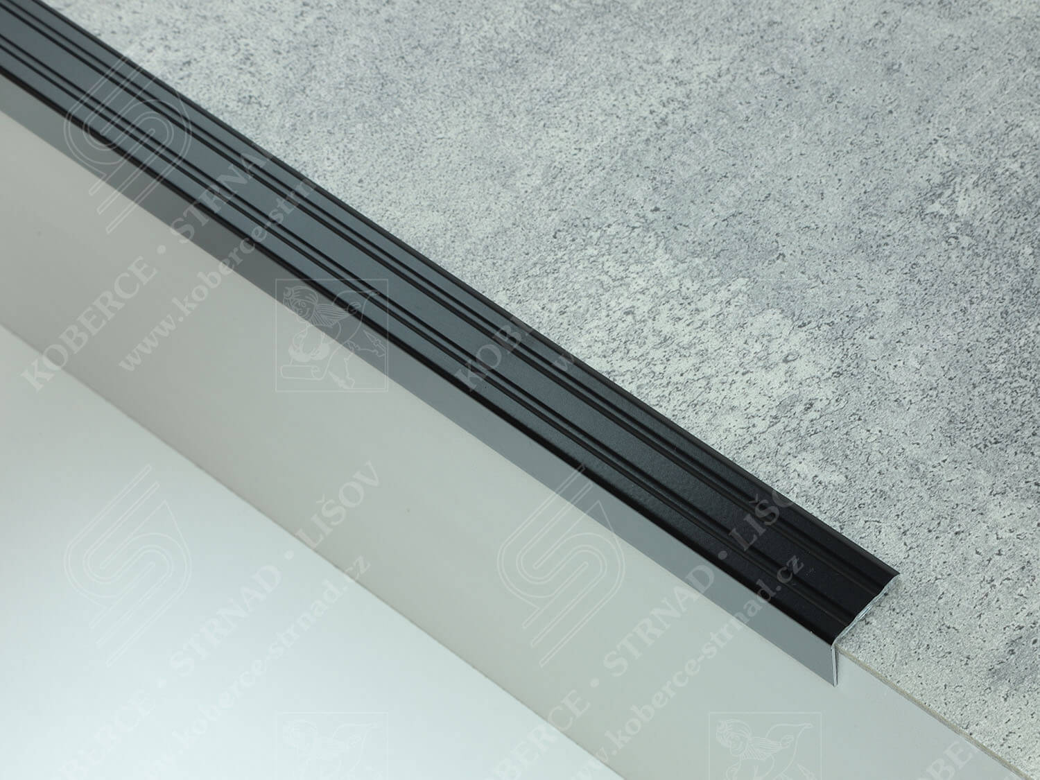 Schodová hrana 24,5x20 mm černá RAL 9005 samolepicí