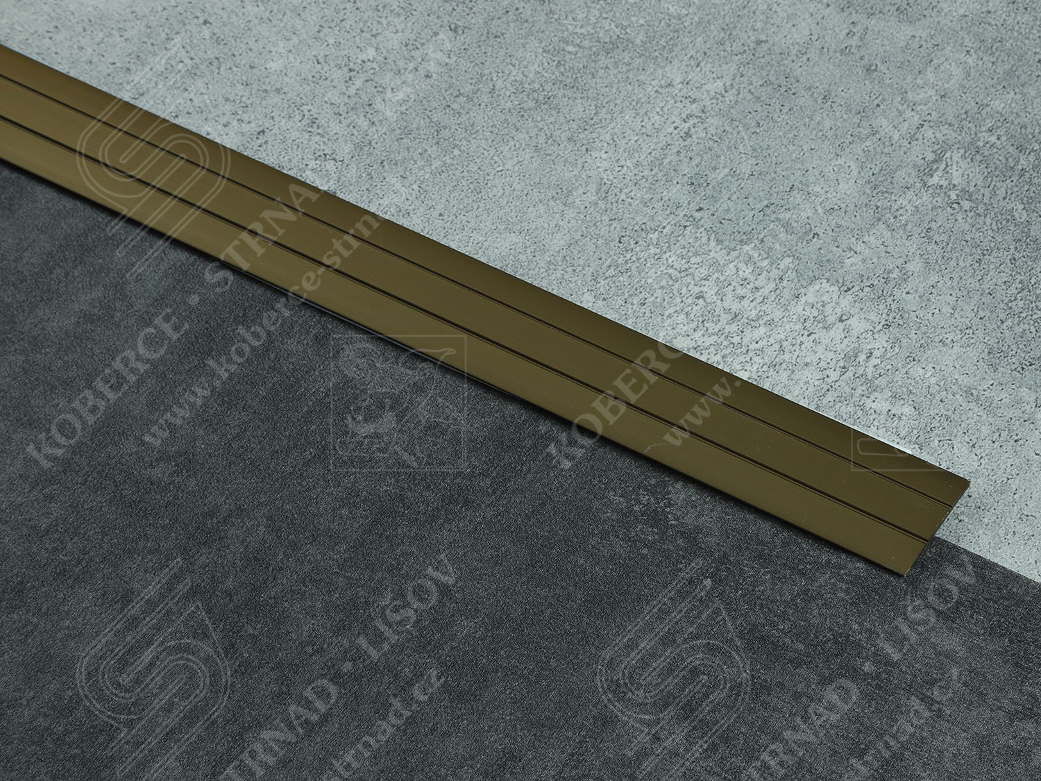 Plochá 37 mm bronzová přechodová lišta samolepící