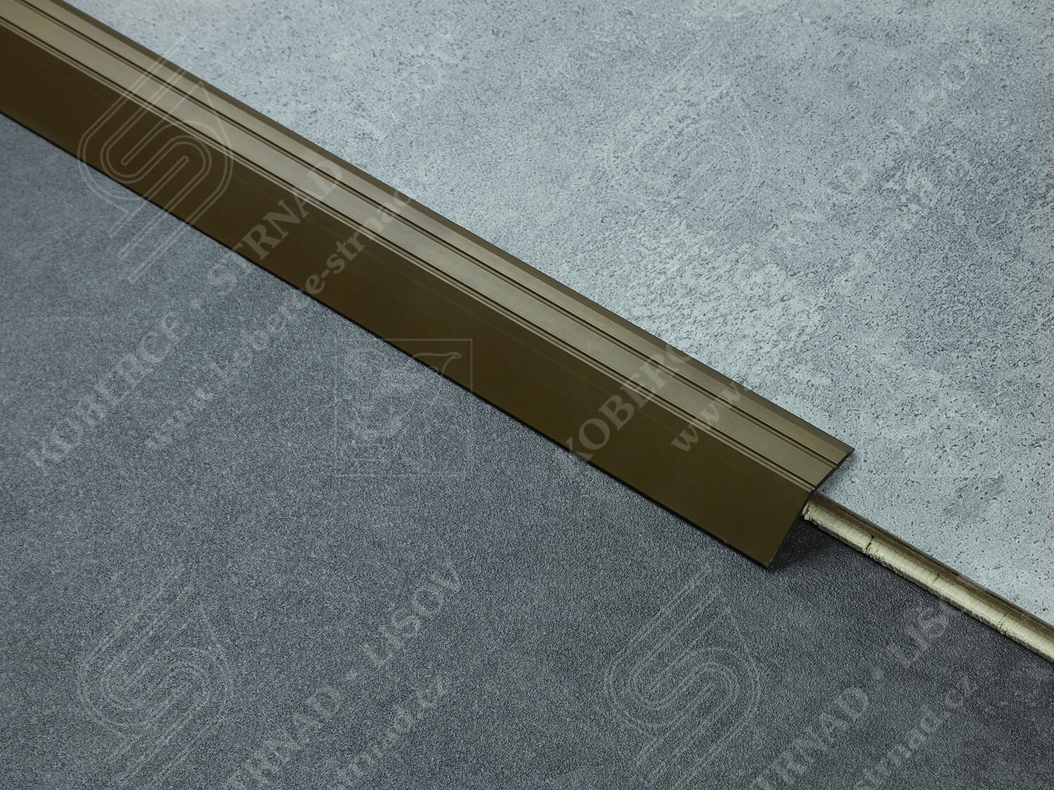 Náběh 12 mm bronz podlahová lišta samolepicí 74017