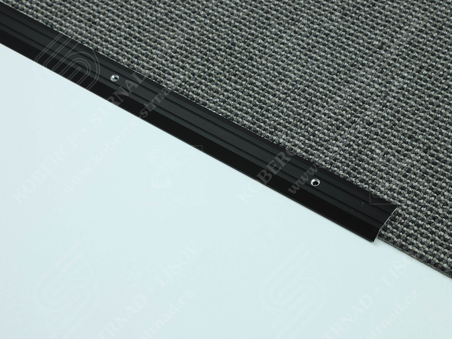 Náběh 4,5 mm tmavý bronz podlahová lišta vrtaná