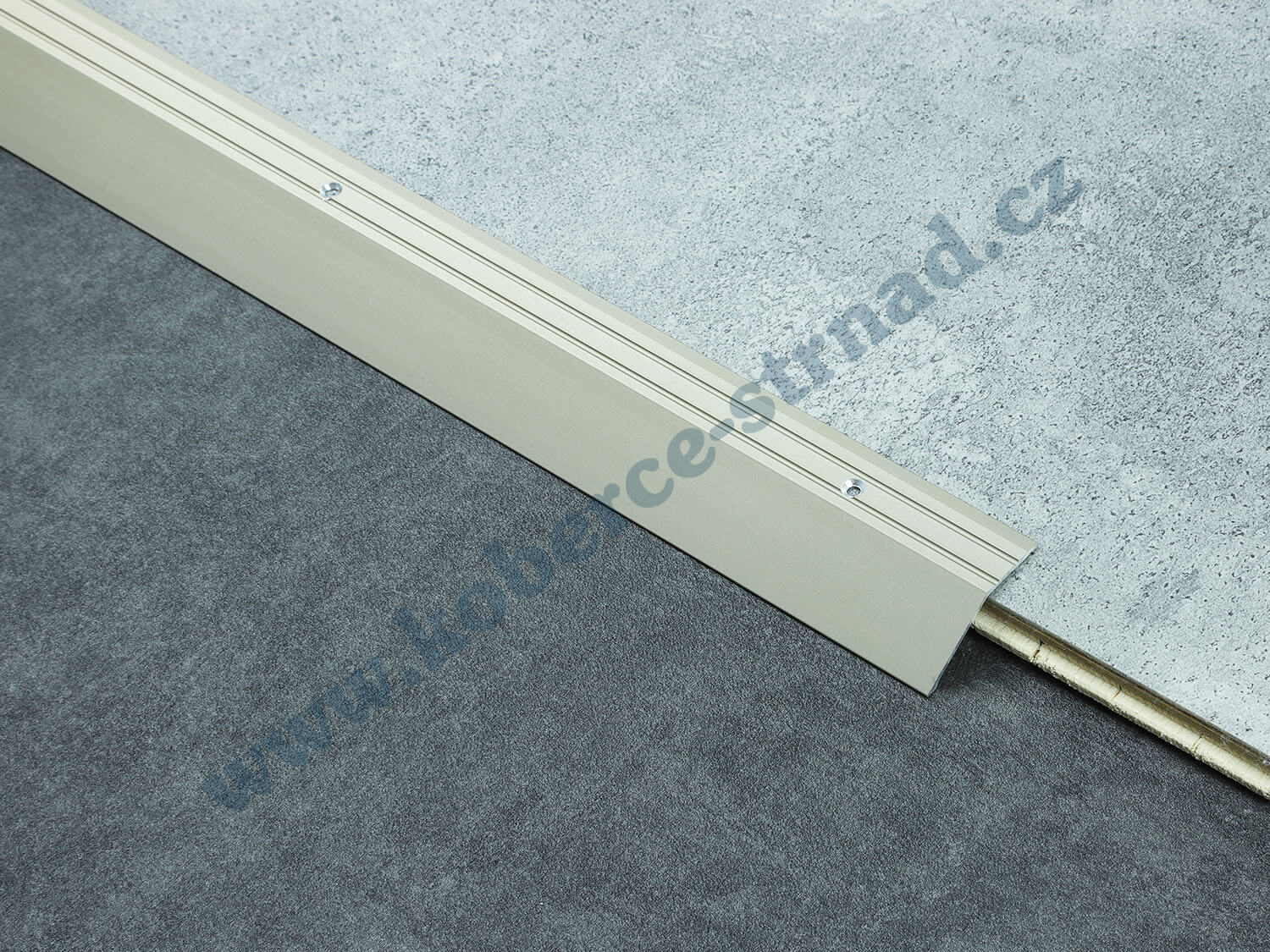 Náběh 15,5 mm světlý bronz podlahová lišta vrtaná