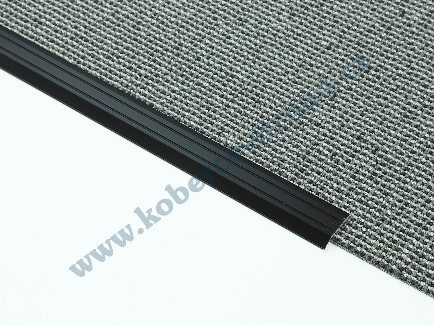 Náběh 4,5 mm tmavý bronz podlahová lišta samolepicí