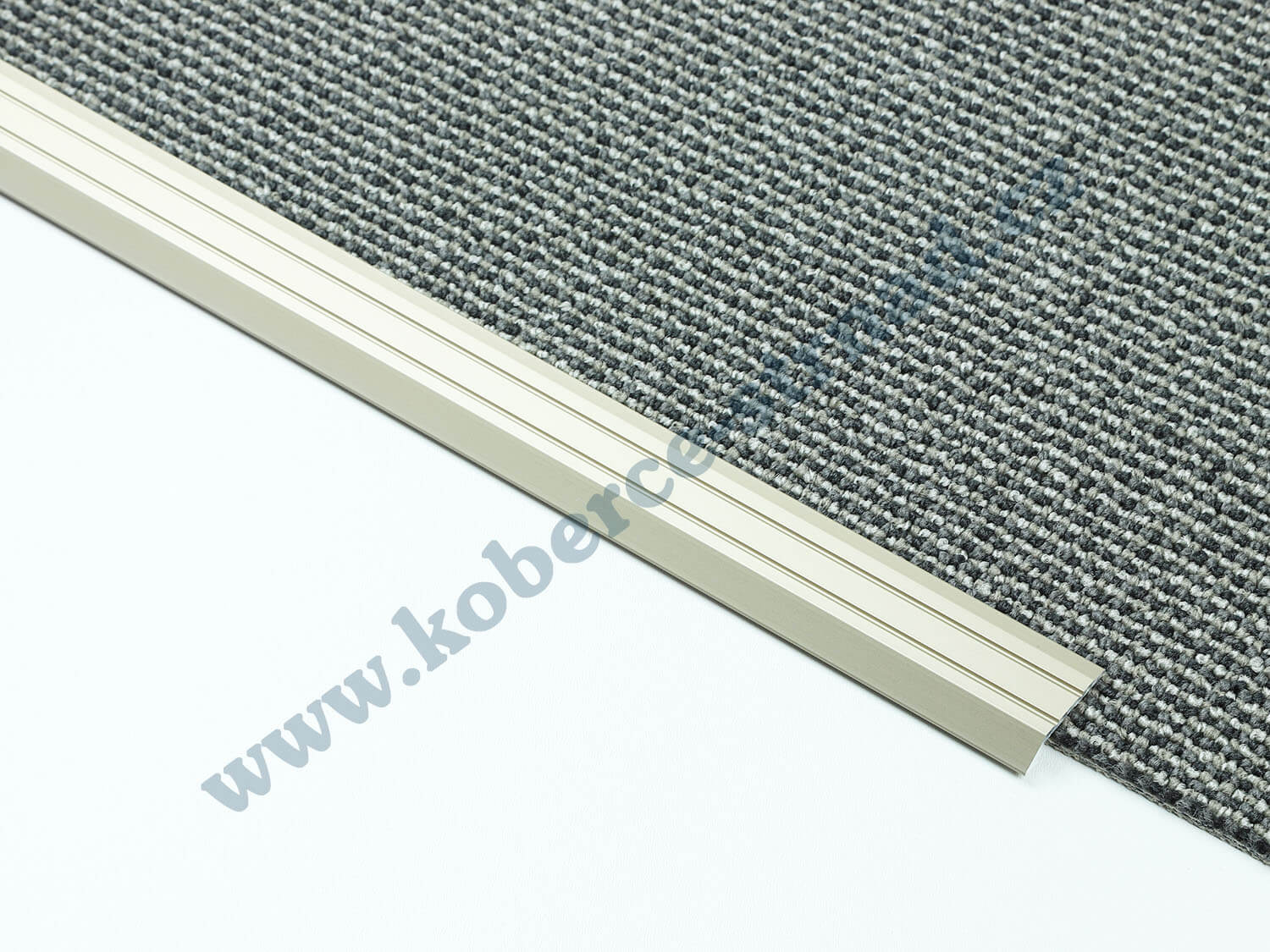 Náběh 4,5 mm světlý bronz podlahová lišta samolepicí