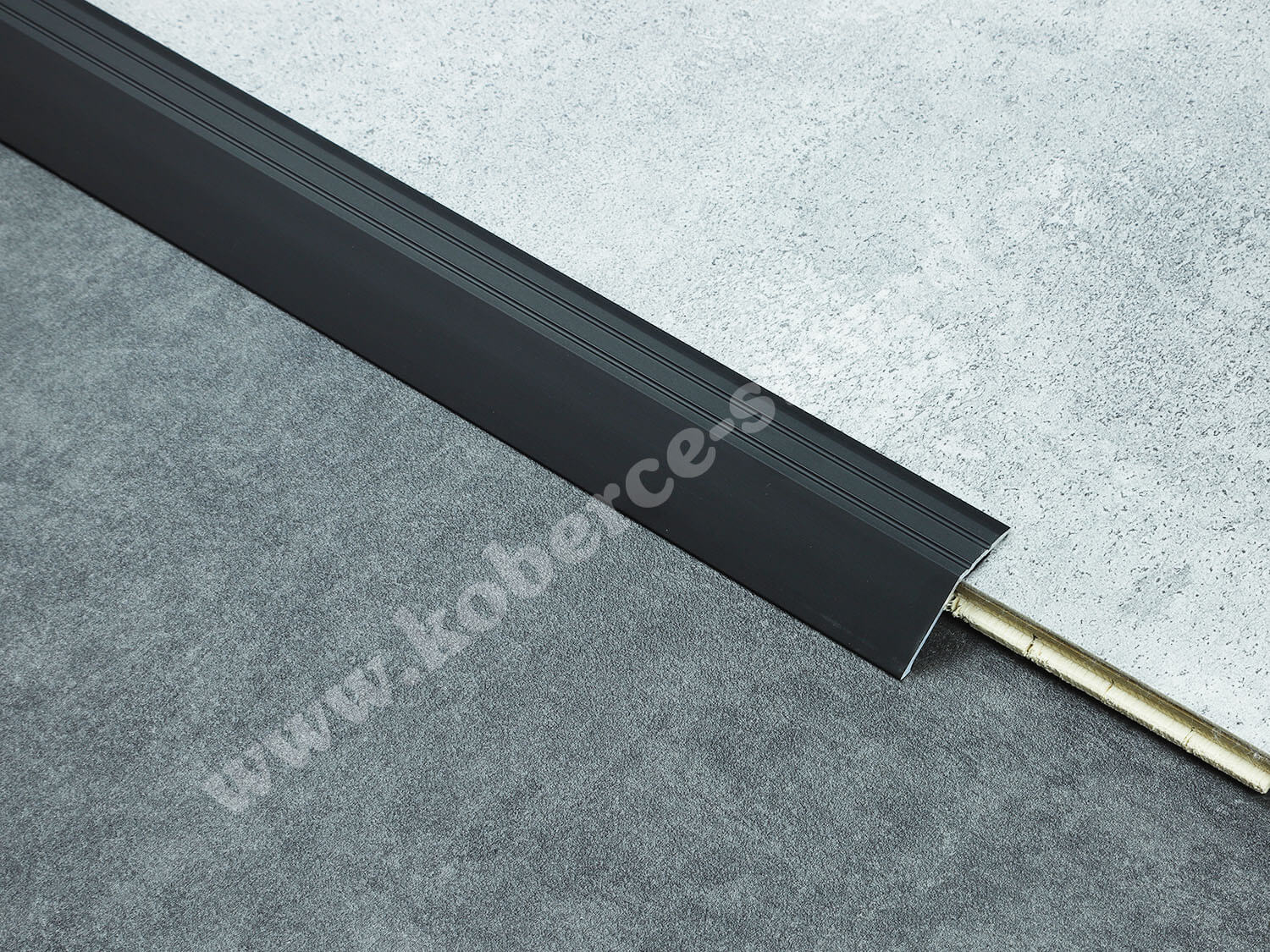 Náběh 15,5 mm tmavý bronz podlahová lišta samolepicí