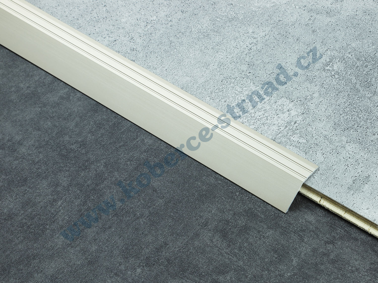 Náběh 15,5 mm světlý bronz podlahová lišta samolepicí