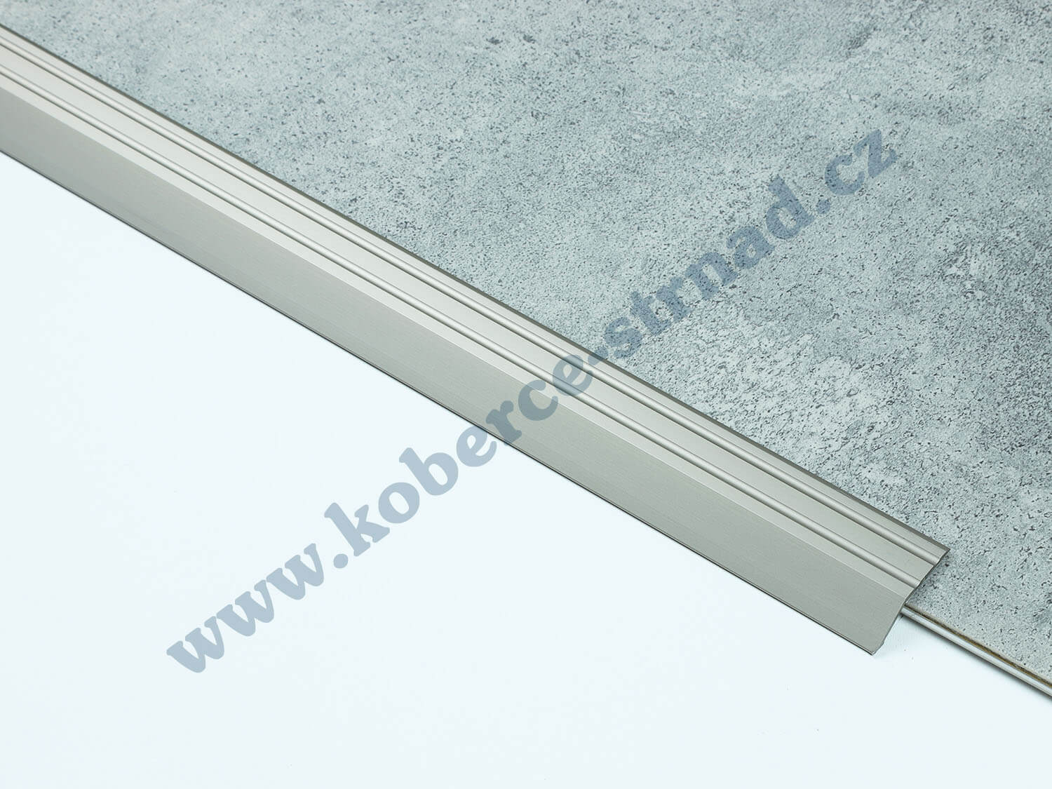 Náběh 8 mm inox podlahová lišta samolepicí