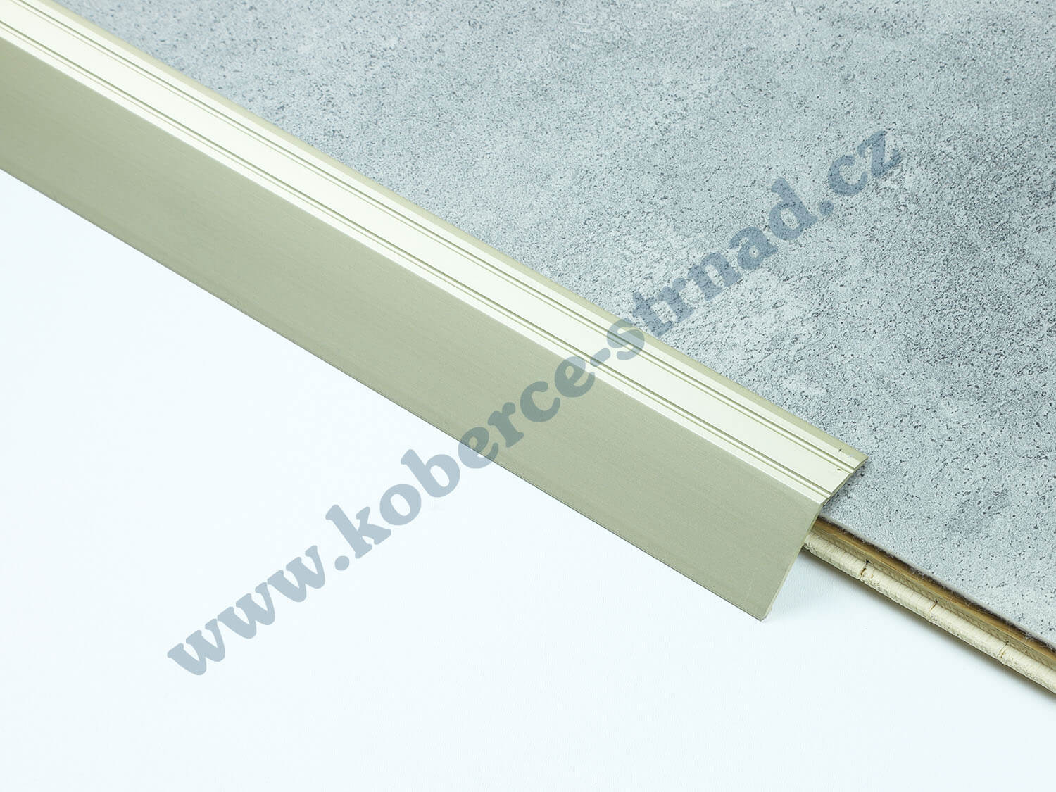 Náběh 22 mm písková podlahová lišta samolepicí