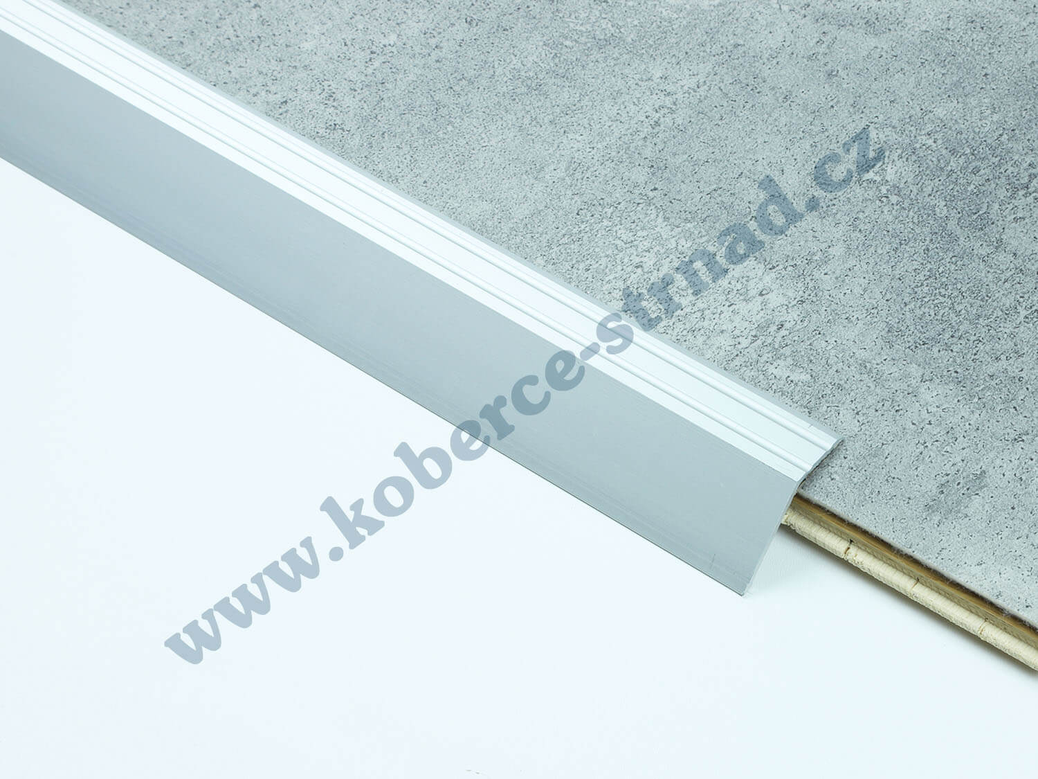 Náběh 22 mm stříbrná podlahová lišta samolepicí