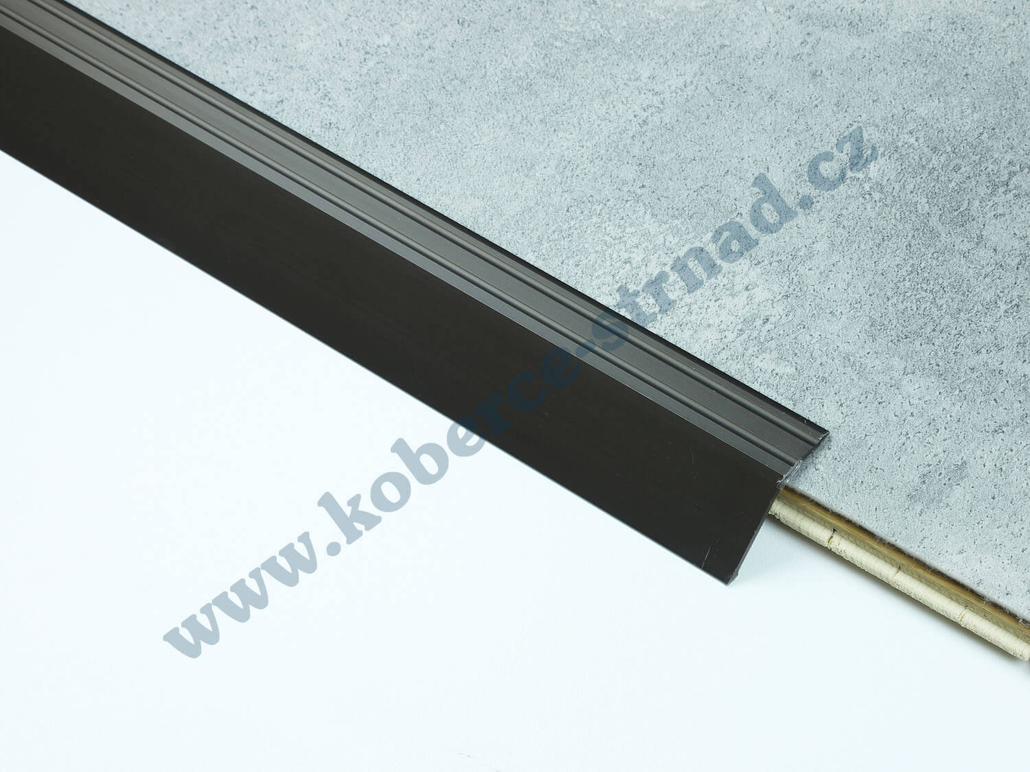 Náběh 22 mm tmavý bronz Küberit podlahová lišta samolepicí 21545060-65