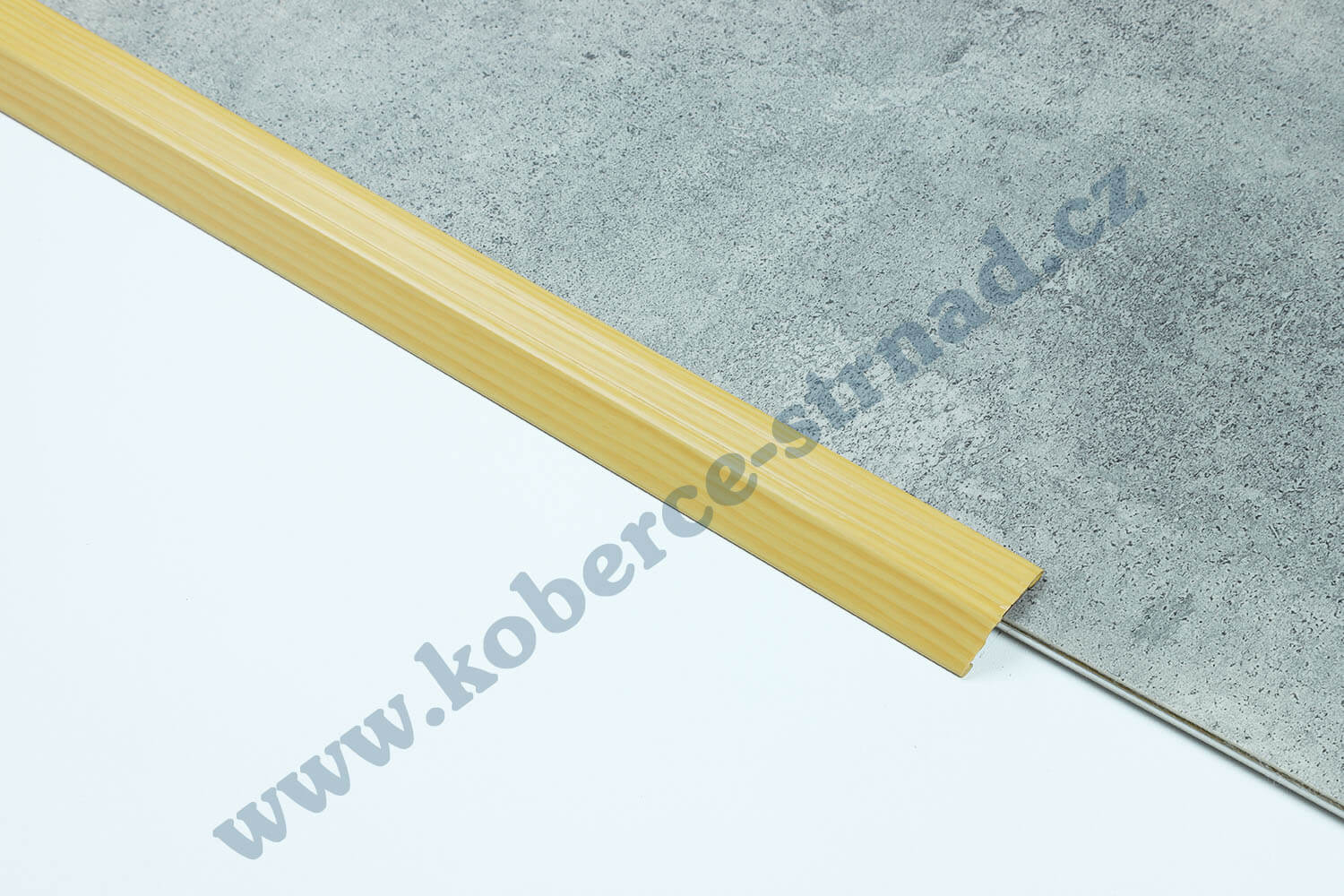 Náběh 8 mm H10 borovice přechodová lišta samolepicí 21544100-05