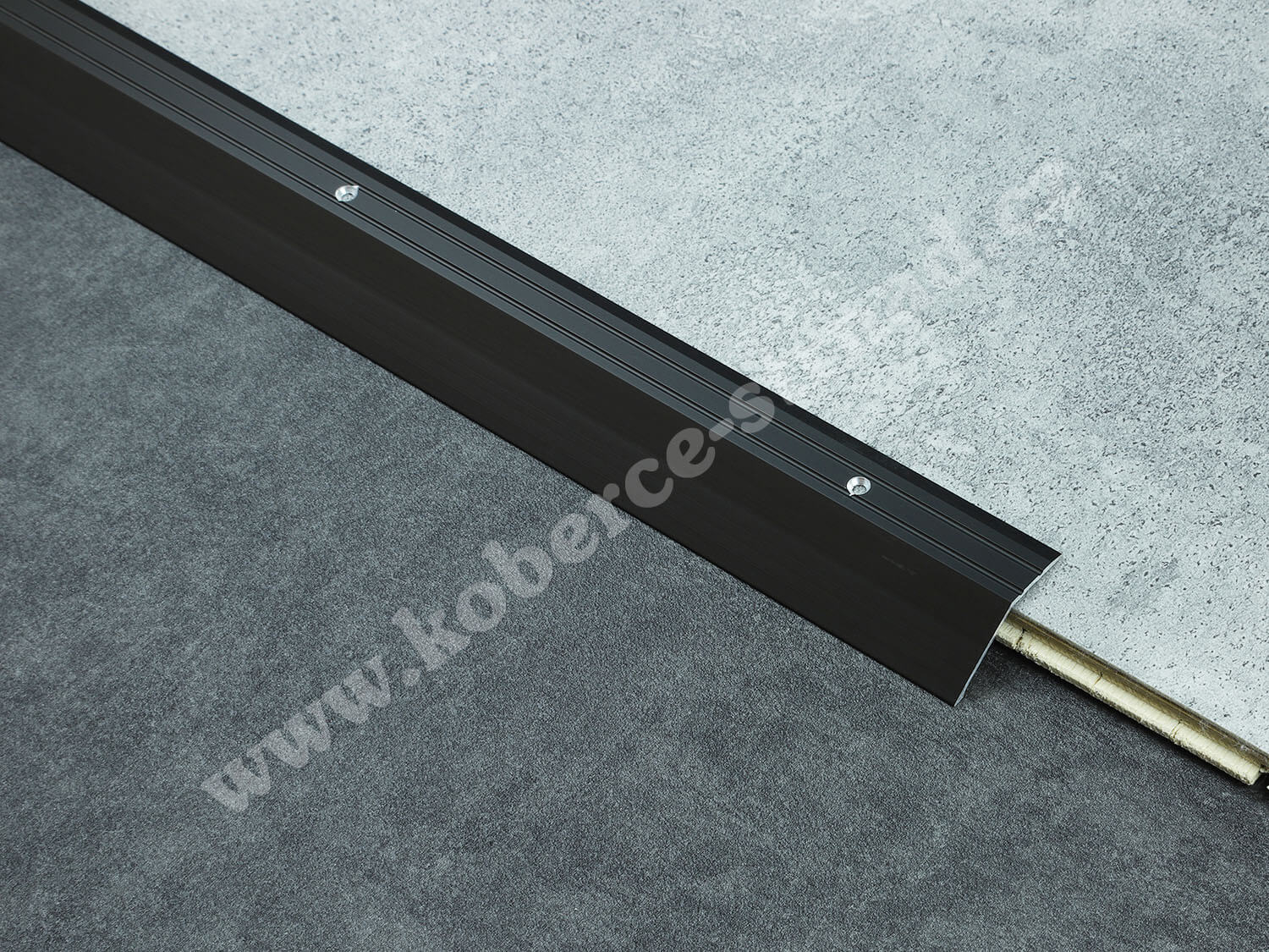 Náběh 15,5 mm tmavý bronz podlahová lišta vrtaná