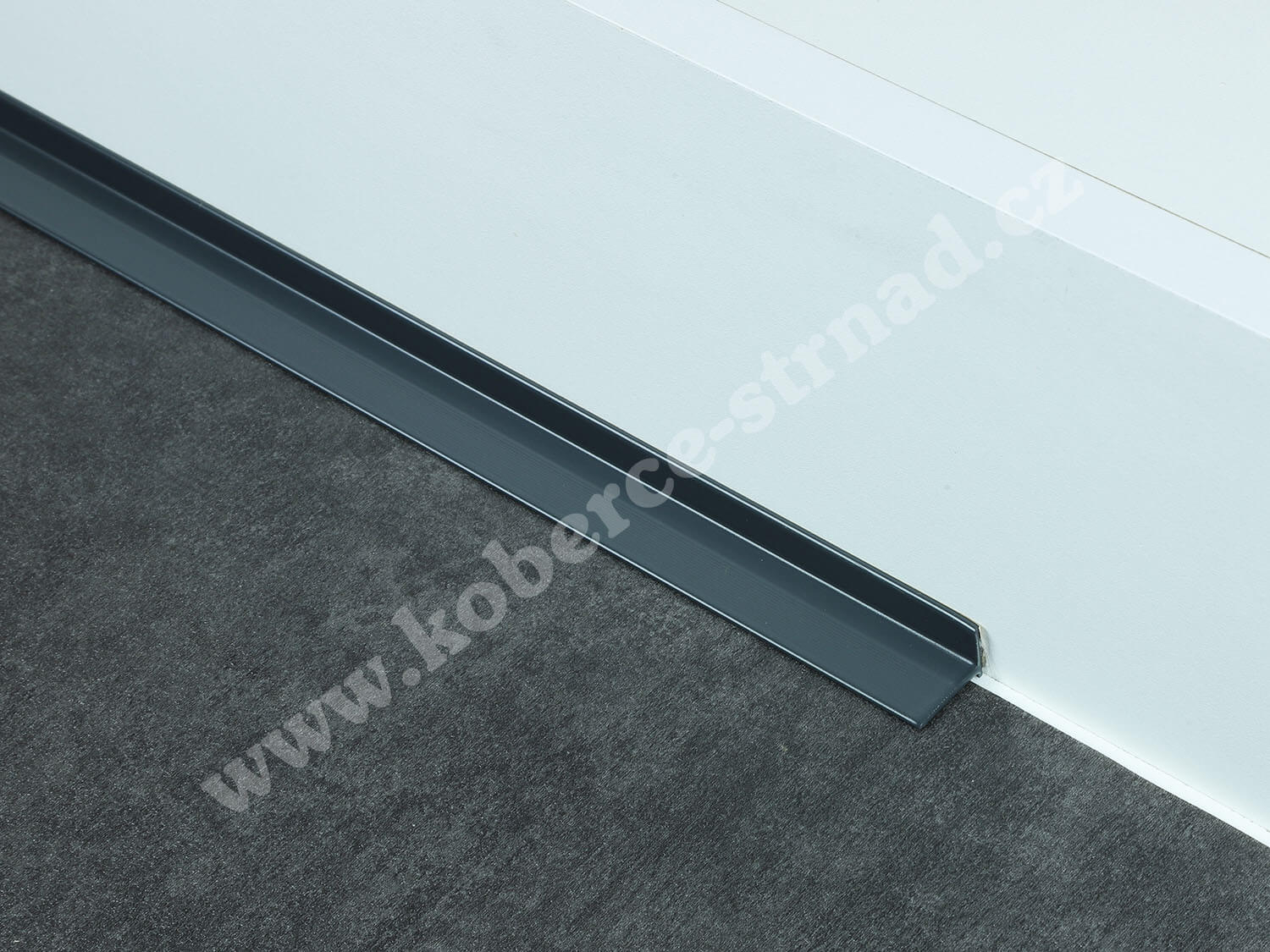 Soklová ALU portálová lišta antracitově šedá Küberit 369