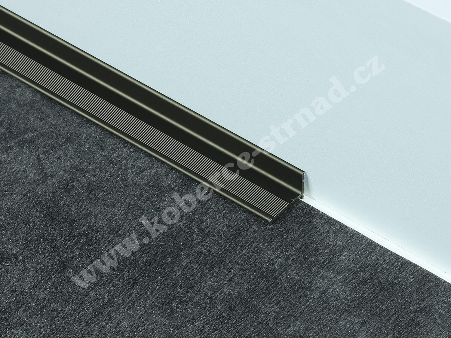 Soklová ALU portálová lišta tmavý bronz Küberit 369