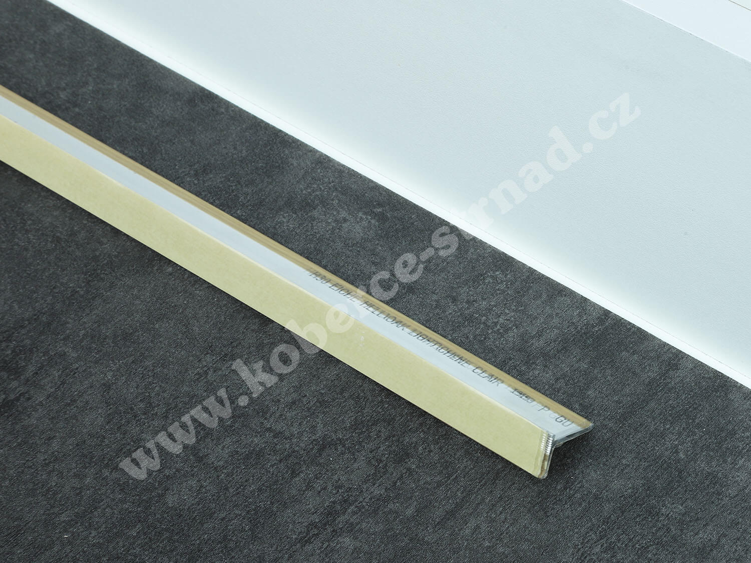 Soklová ALU portálová lišta H30 světlý dub Küberit 369